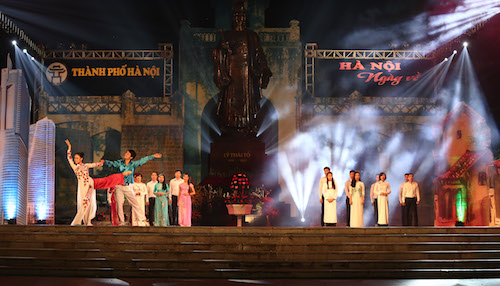 Nghệ sỹ tất bật chạy show Tết ảnh 2